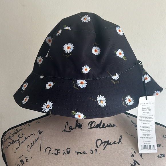Alice + Olivia Accessories - Alice + Olivia Daisy Reversible Bucket Hat NWT